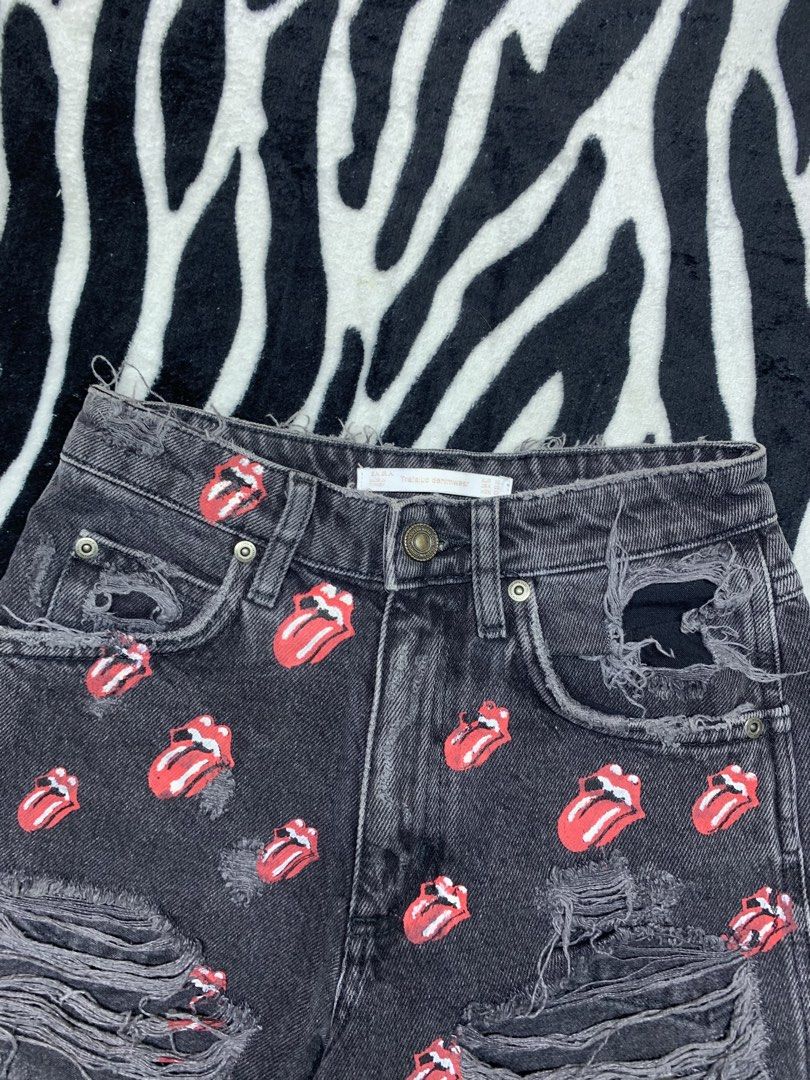 H&M X ROLLING STONE PEKPEK SHORT (Category: Shorts) located in Cagayan de Oro. Submitted by yooow.c (Listing ID 1459191776, Image 3). Description: size 24 - good condition - need wash - tattered design - complete tags/washtag.