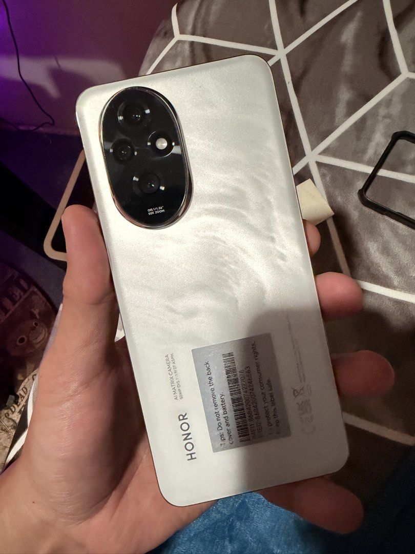 Honor 200 for sale (Category: Android Others) located in Manila. Submitted by gihsantos (Listing ID 1459287590, Image 3). Description: Honor 200 512GB Matagal nang nakatambak dahil nag upgrade na ng phone way back april. Issues: Scratches sa screen & sa sides (see pictures).