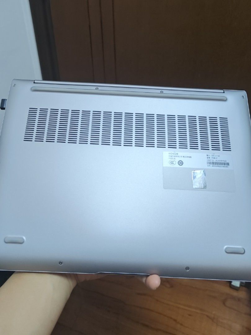 HONOR magic book pro14 2025 國行 （分類：手提電腦）位於 Hong Kong。 由 alexerer233 提交（商品編號 1459004235，圖片 3）。簡介： magicbook pro14 2025 國行 24gb ram 1tb ssd u5-225h 92Wh電池 銀色機身 機身有輕微凹痕 水樽砸到 無單無盒無原裝火牛 有電腦袋 無線滑鼠G304 有意請PM。。