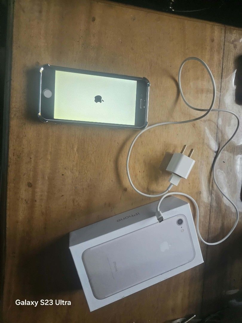 Ip 6 16gb (Category: iPhone 6 Series) located in Manila. Submitted by epictree_dae191 (Listing ID 1459140423, Image 2). Description: FS: iPhone 6 16GB - NO ISSUE Battery Health: 100% Color: Silver Inclusions: Box, Charger, Case Reset na. Remove na iCloud. Price: ₱3500 negotiable PM for more pics.