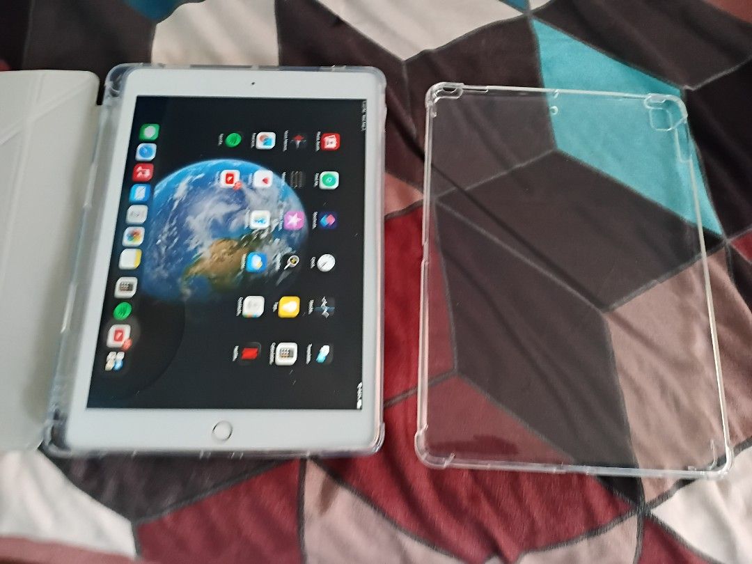 Ipad 7 gen casing (Category: iPad) located in Manila. Submitted by jm102280 (Listing ID 1459202301, Image 2). Description: ipad case 7 gen case additional silicon case almost new d nagamit nabili ko shoppee rfs: wrong color ung nabili pm sa interested 0995 230 9510.