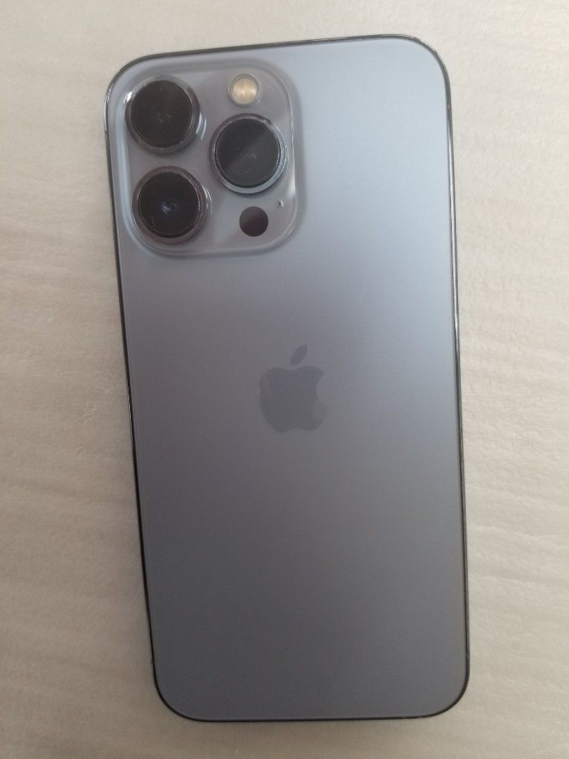 iPhone 13 Pro 512GB 香港行貨 （分類：iPhone 13 系列）位於 Hong Kong。 由 lujiachuan08936 提交（商品編號 1459099916，圖片 2）。簡介： iPhone 13 Pro 藍色機身，三鏡頭設計。電池健康度顯示 83%，仲有好多電量。操作順暢，影相一流。適合追求高效能嘅朋友。有意請聯絡。。