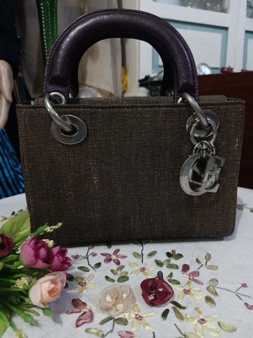 Japan handbag (Category: Luxury Bags & Wallets) located in Manila. Submitted by shawn0320_fish (Listing ID 1459203012, Image 1). Description: Galing japan itong bag nag Google ako lumalabas lagi na authentic Dior hindi po ako sure wala kasi sa loob name pero leather handle niya at magandang klase fabric. .