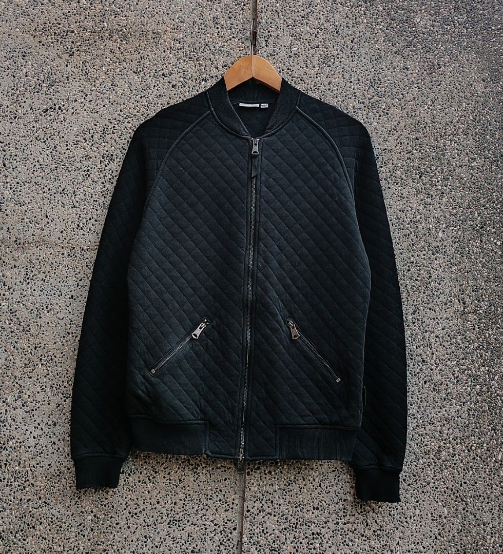 j.lindeberg Quilted Diamond Pattern Jacket (Category: Coats, Jackets and Outerwear) located in Davao. Submitted by st333tcartel (Listing ID 1459141211, Image 1). Description: Small Length 26 Width 20 Issue:Scratch inside check last pic..