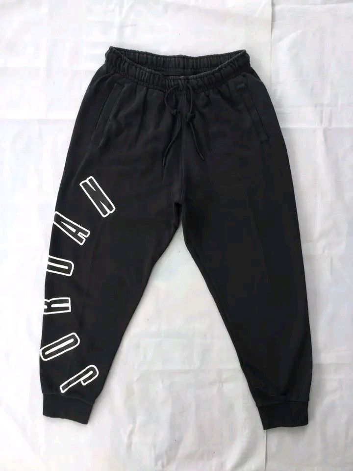 Jordan Black Joggers Pants (L) (Category: Joggers) located in Caloocan City. Submitted by babradede215 (Listing ID 1459204065, Image 1). Description: Waistline : 31 to 33 Length : 37 Hem : 6 to 7 Color Rate : 9.8/10.