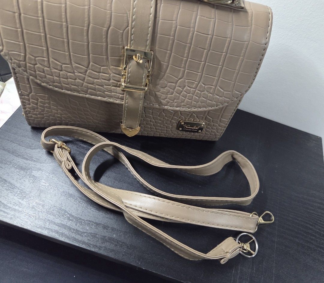 KIMBEL bag (Category: Cross-body Bags) located in Valenzuela. Submitted by chii_haru (Listing ID 1459230294, Image 3). Description: - May sira sa strap.