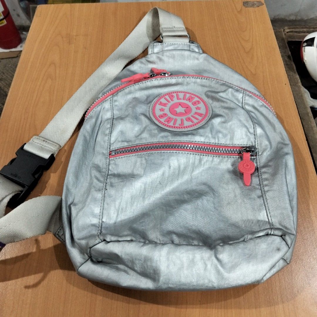 Kipling body bag (Category: Cross-body Bags) located in El Salvador. Submitted by francheskaukayukay (Listing ID 1459128275, Image 1). Description: .