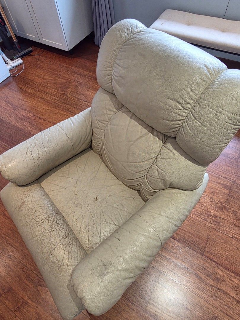 Lazy Boy Pinnacle Chair Authentic (Category: Chairs) located in Pasig City. Submitted by vthing (Listing ID 1459126732, Image 2). Description: Authentic Lazyboy Pinnacle Chair manual recline .