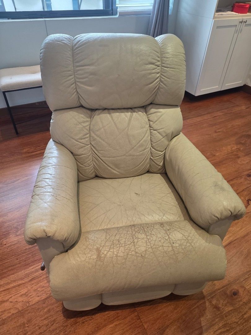 Lazy Boy Pinnacle Chair Authentic (Category: Chairs) located in Pasig City. Submitted by vthing (Listing ID 1459126732, Image 1). Description: Authentic Lazyboy Pinnacle Chair manual recline .