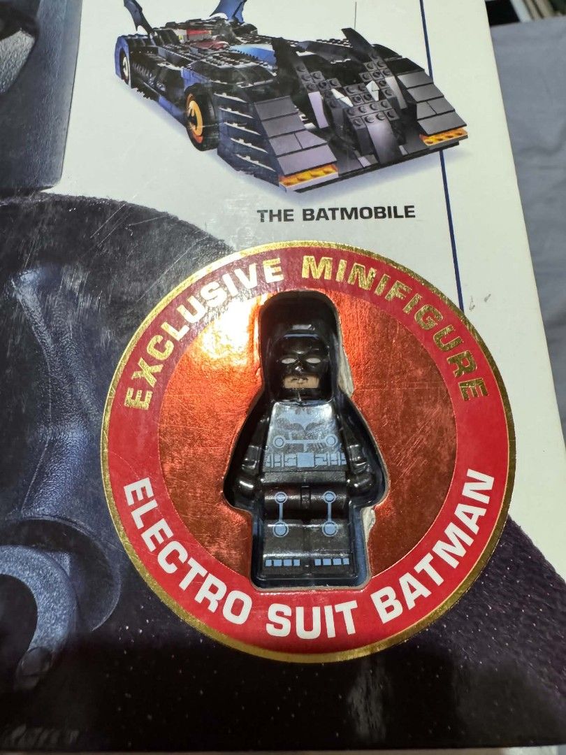 LEGO DC Super Heroes Batman Visual Dictionary Exclusive Minifigure (Category: Lego & Building Sets) located in Davao. Submitted by reyramsir35126 (Listing ID 1459126370, Image 2). Description: - LEGO DC Super Heroes Batman Visual Dictionary - Includes exclusive Electro Suit Batman minifigure - Features Bane's Drill Tank and the Batmobile - Great for Batman and LEGO enthusiasts - Note: Some wear on cover corners.