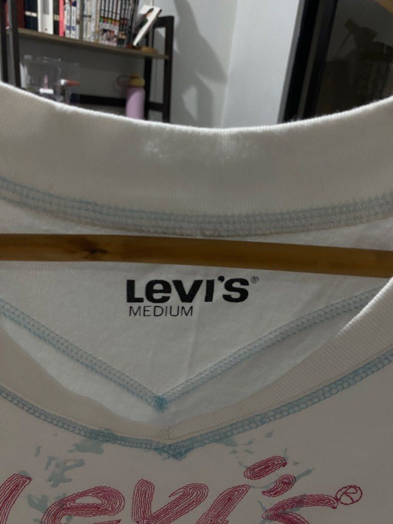 Levi's White V-Neck T-Shirt Medium (Category: Shirts) located in Naga. Submitted by ilyniki (Listing ID 1459253593, Image 2). Description: will give a free top if you purchase 5+ items :).
