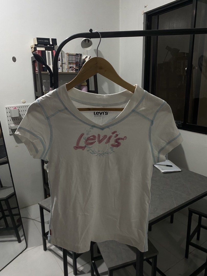 Levi's White V-Neck T-Shirt Medium (Category: Shirts) located in Naga. Submitted by ilyniki (Listing ID 1459253593, Image 1). Description: will give a free top if you purchase 5+ items :).