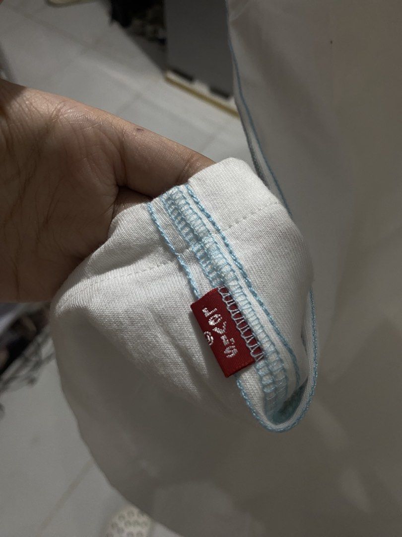 Levi's White V-Neck T-Shirt Medium (Category: Shirts) located in Naga. Submitted by ilyniki (Listing ID 1459253593, Image 3). Description: will give a free top if you purchase 5+ items :).
