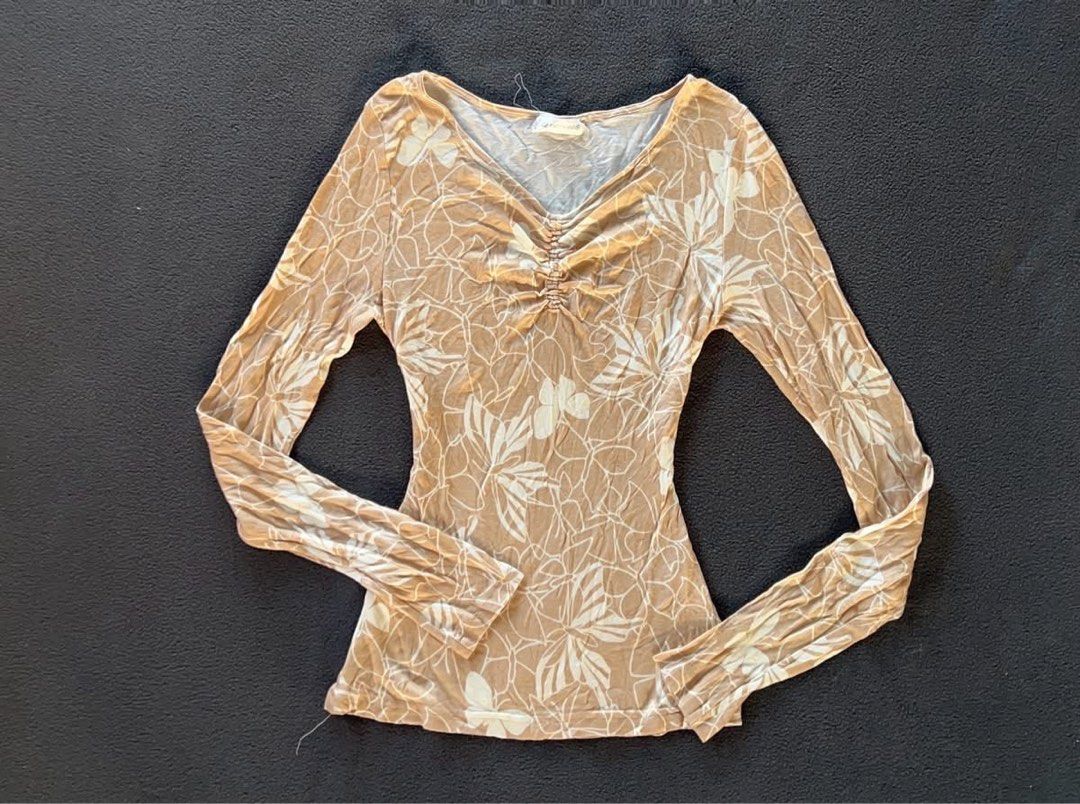 Long sleeves floral top (Category: Longsleeves) located in Mati. Submitted by fairylael (Listing ID 1459091801, Image 2). Description: Size: XS-M.