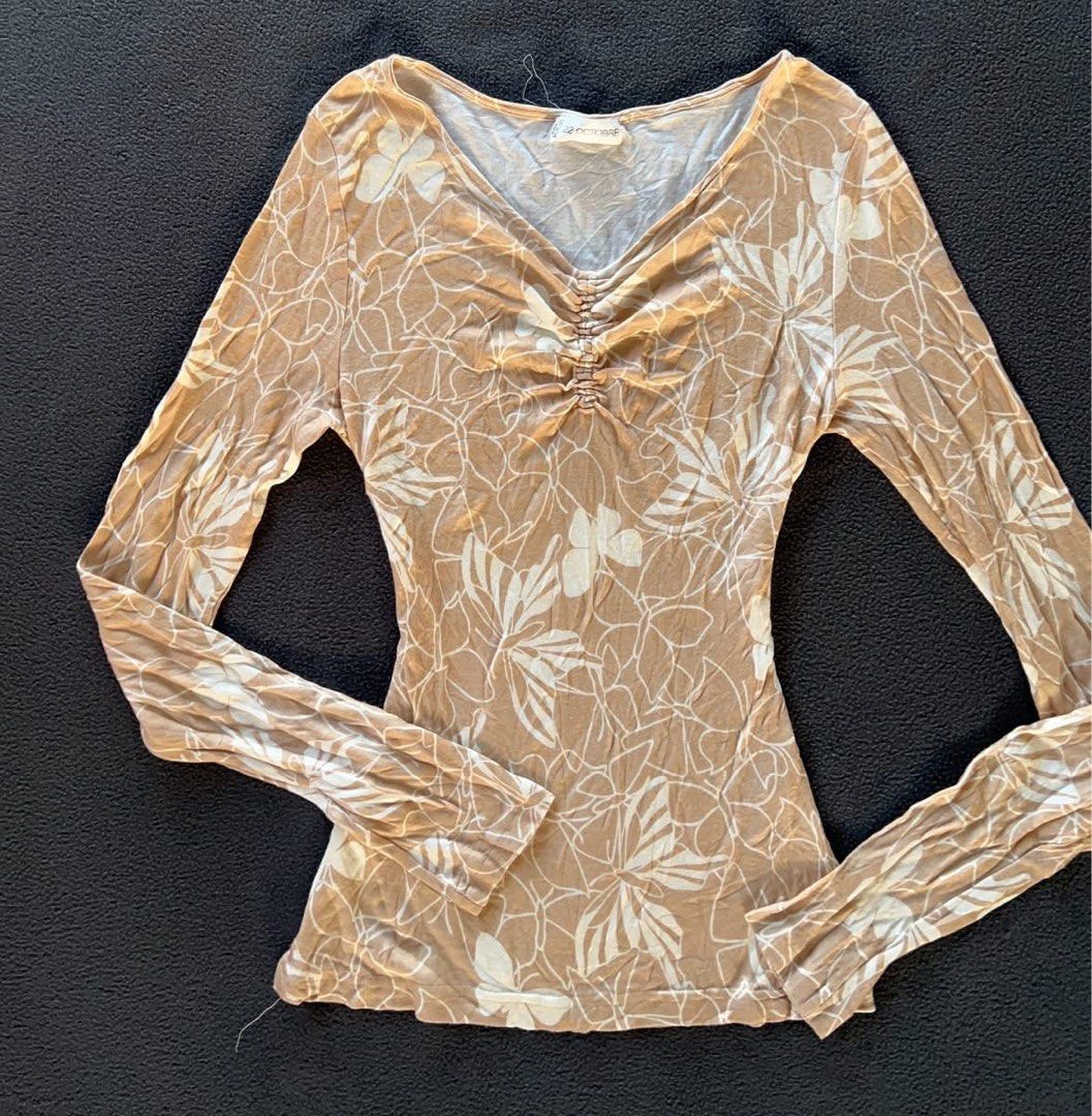 Long sleeves floral top (Category: Longsleeves) located in Mati. Submitted by fairylael (Listing ID 1459091801, Image 1). Description: Size: XS-M.