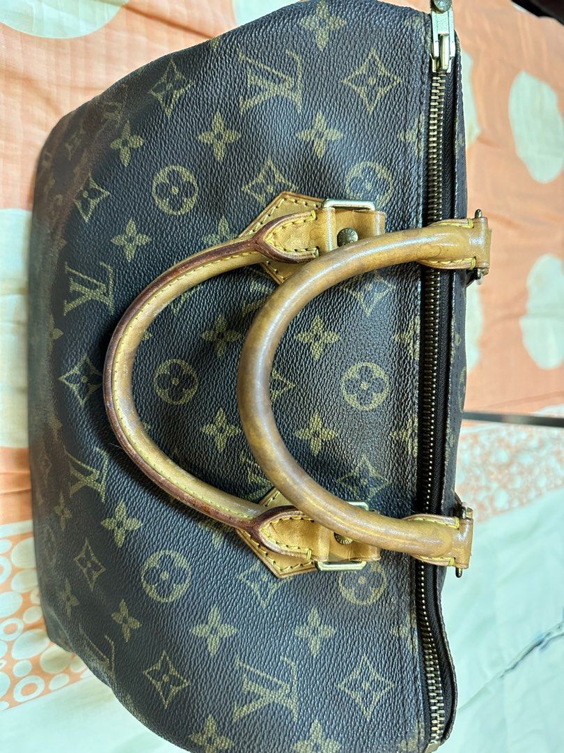 Louis Vuitton speedy 30 Hand Bag (Category: Luxury Bags & Wallets) located in Paranaque City. Submitted by raypad60 (Listing ID 1459093422, Image 3). Description: Louis Vuitton Speedy 30 Lady Hand Bag Regalo kay Misis Seldom to use, kaya benta na lang kaysa nakatago. Minor signs of use P26,000 .