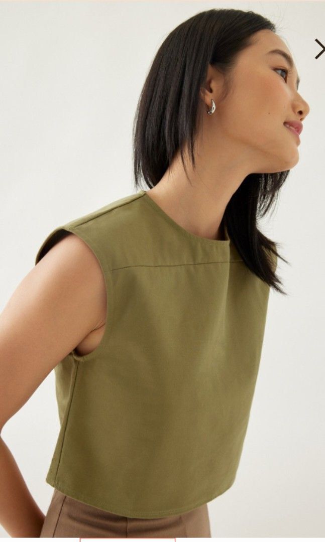LOVE BONITO CROPPED BLOUSE (Category: Blouses) located in Manila. Submitted by ksywn (Listing ID 1459212650, Image 1). Description: used !!! .