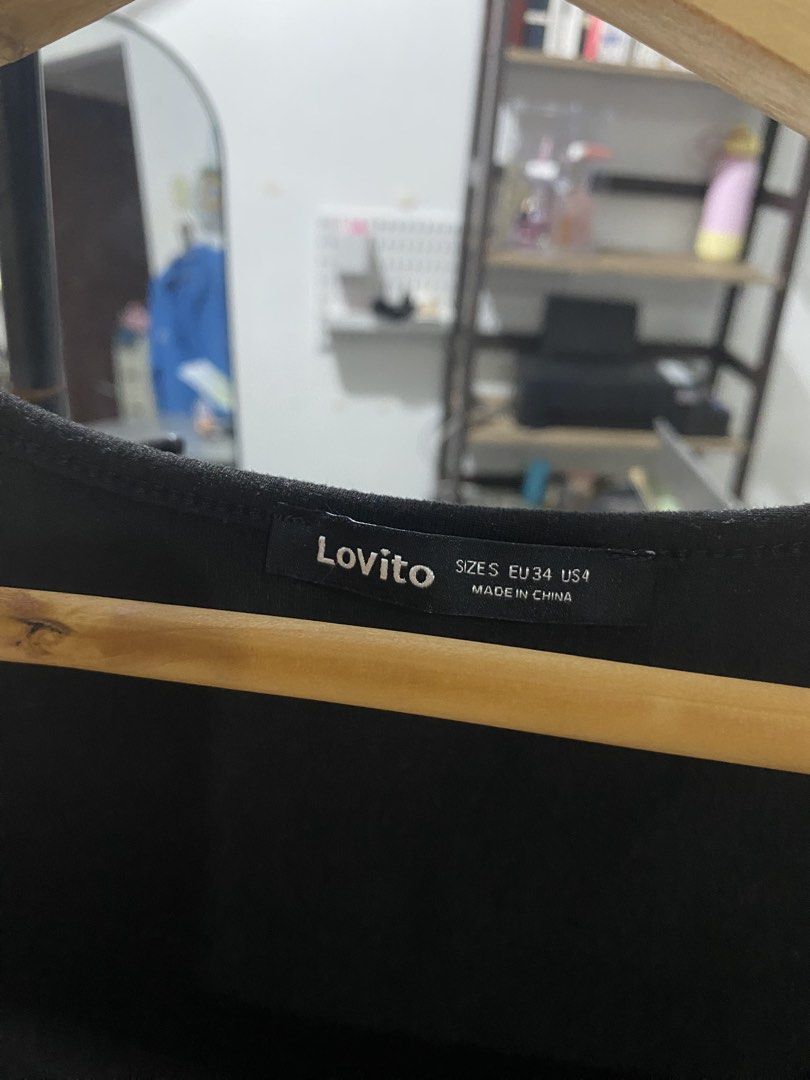 Lovito Black Ruched Square Neck Sleeveless Top (Category: Sleeveless) located in Naga. Submitted by ilyniki (Listing ID 1459249735, Image 2). Description: will give a free top if you purchase 5+ items :).