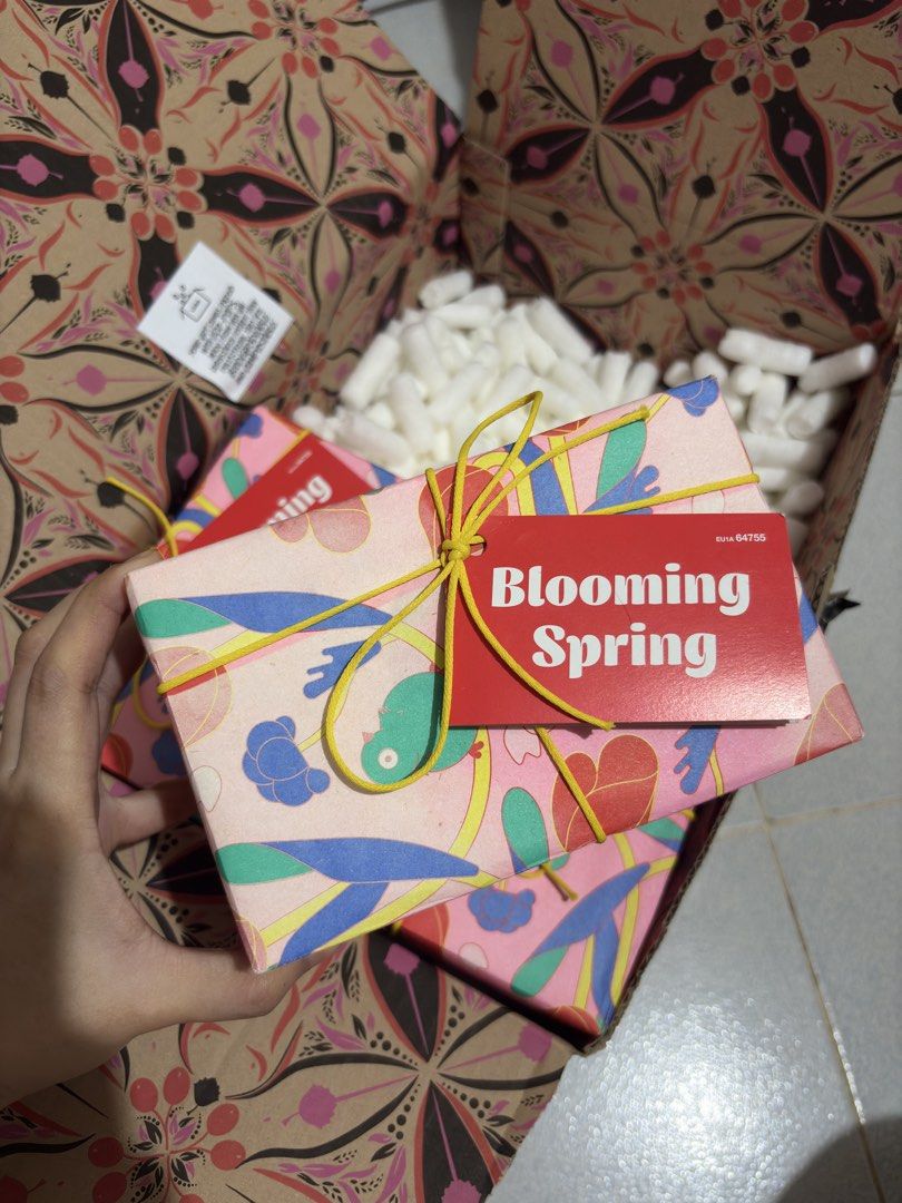 LUSH Gift Set (Category: Bath) located in Marikina City. Submitted by maries.shop08 (Listing ID 1459094614, Image 2). Description: L U S H 🎁 SET! ₱2,299 only ❌SRP ₱3,595❌ 💯 Authentic | Brandnew | Store Bought 📍Marikina 🛵 lalamove | J&T .