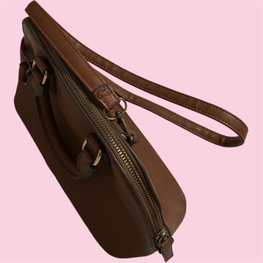 Mango Touch Bag (Category: Cross-body Bags) located in Alegria. Submitted by blc.iea (Listing ID 1459258326, Image 2). Description: PRELOVED — signs of usage pero maganda padin sa actual — 11 by 7 inches — please manage ur expectations, bawal sa maselan — as is! RFS : di ko na magagamit bc i need bigger bag for school.