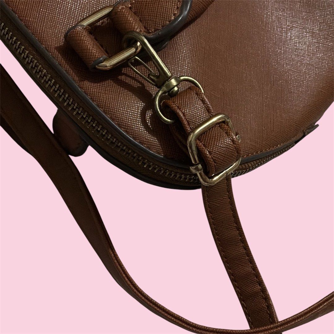 Mango Touch Bag (Category: Cross-body Bags) located in Alegria. Submitted by blc.iea (Listing ID 1459258326, Image 3). Description: PRELOVED — signs of usage pero maganda padin sa actual — 11 by 7 inches — please manage ur expectations, bawal sa maselan — as is! RFS : di ko na magagamit bc i need bigger bag for school.