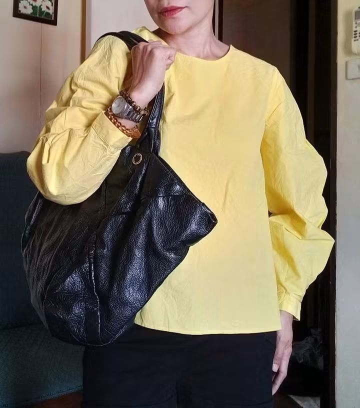 Marc Jacobs Tote (Category: Shoulder Bags) located in Angeles City. Submitted by mjshoppingretail (Listing ID 1459093037, Image 2). Description: lightweight Genuine leather like New.