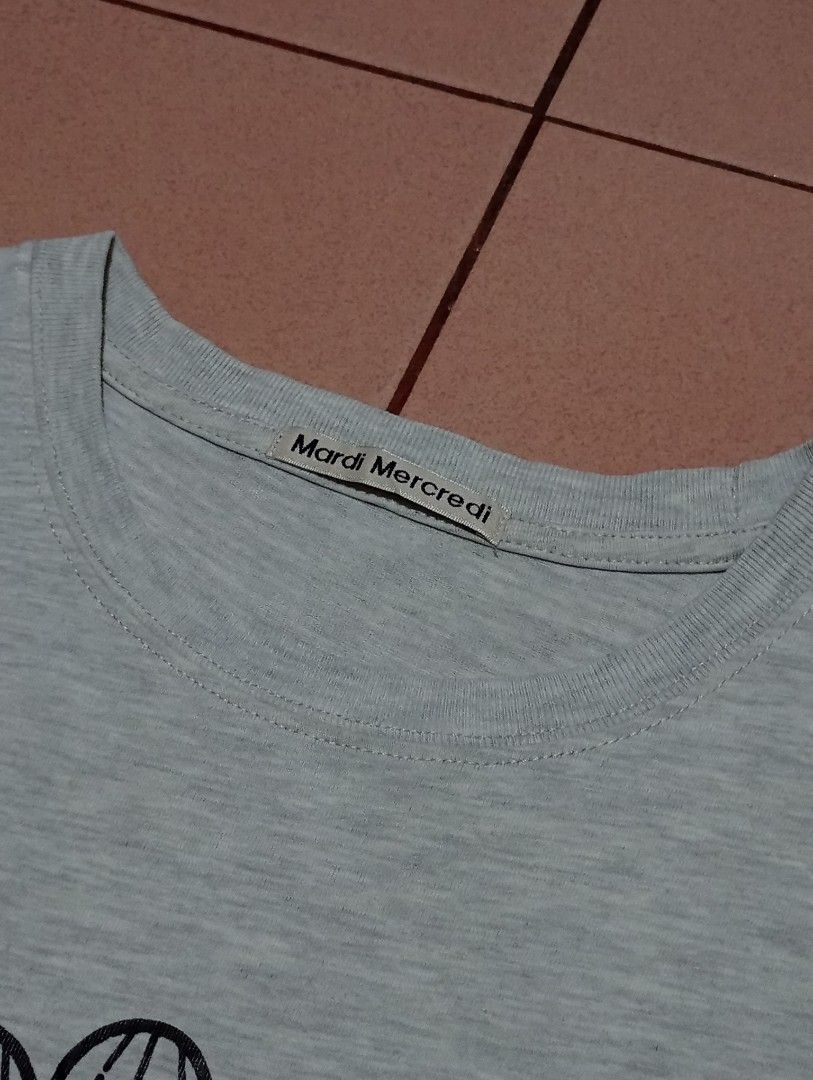 Mardi Mercredi Flower Tee (Category: Tshirts & Polo Shirts ) located in Labo. Submitted by hikari_archive (Listing ID 1459279987, Image 3). Description: Mardi Mercredi Flower Tee (medium on tag) dimes: inches width: 20.5 length: 26.8 - excellent condition - with minimal yellow stain at the back (check the last pic).