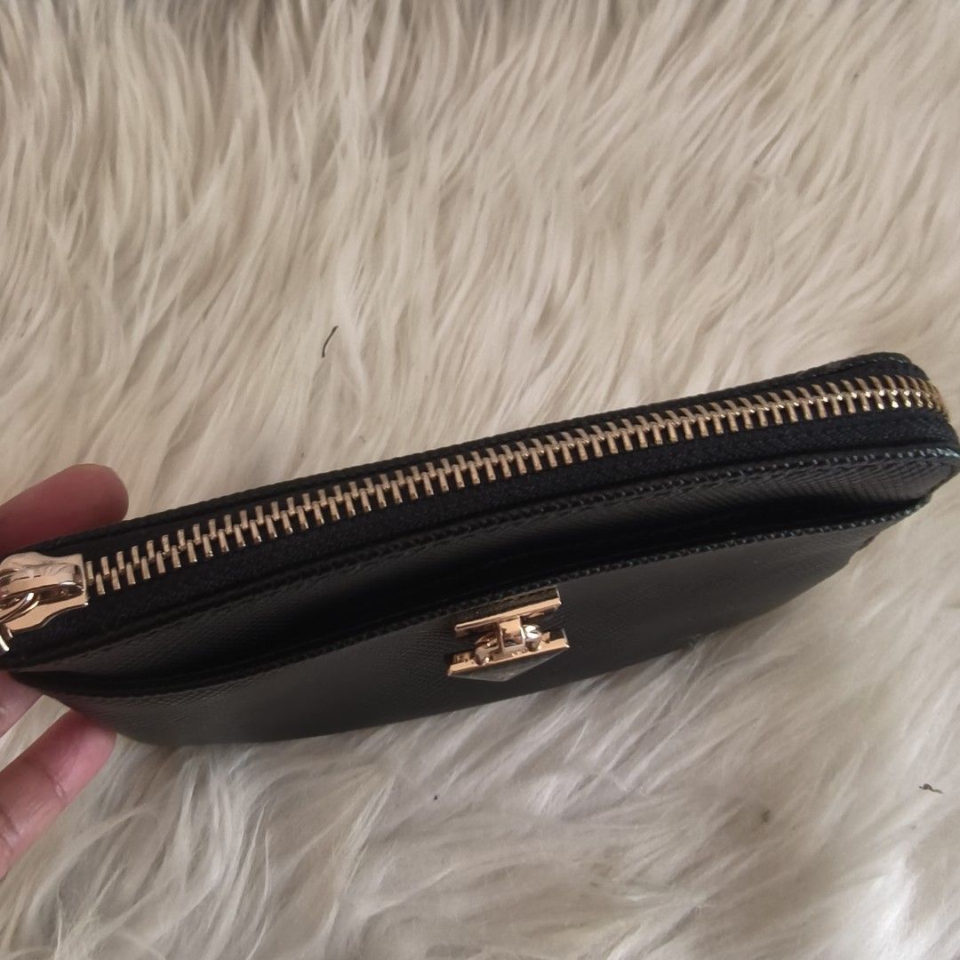 Meduim key ring wallet (Category: Wallets & Card holders) located in General Santos City (Dadiangas). Submitted by zhia_preloved (Listing ID 1459105065, Image 2). Description: original, good as new meduim size.