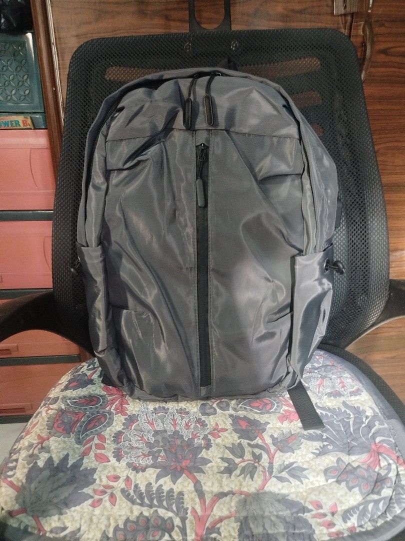 Men's Backpack with USB Charging Port (Category: Backpacks) located in San Juan City. Submitted by carljr21 (Listing ID 1457616608, Image 3). Description: Brandnew (unused) No defects Size: 31cm x 14cm x 45cm Water resistance, Polyester Color: Gray, Casual modern with USB charging port Perfect for daily use or travel. Last price na po mas maganda ang quality nito compare sa mumurahin. *meron itong foam sa bottom *mas maganda ung internal material