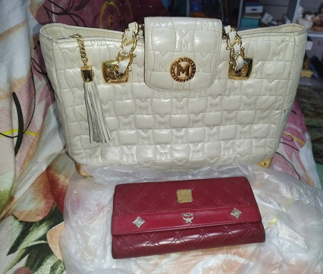 METROCITY Quilted Handbag (Category: Luxury Bags & Wallets) located in Rizal. Submitted by purplemon117.8 (Listing ID 1459199108, Image 1). Description: 📌 PLEASE NOTE THIS IS 180 WHEN U GET IT WITH THE BLACK METROCITY niceeeeenihpa un flaw sa ilaLim Can send other pics.