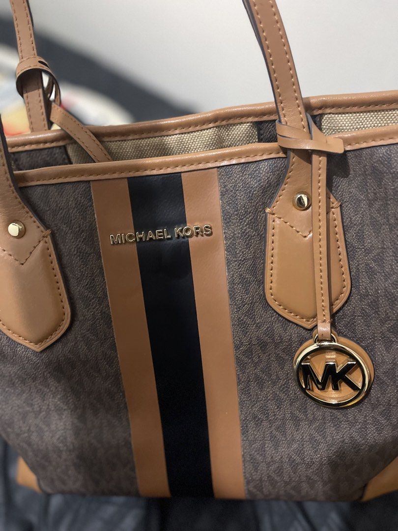 Michael Kors SM Tote Bag (Category: Luxury Bags & Wallets) located in Manila. Submitted by victoria.shop1 (Listing ID 1459269540, Image 2). Description: Origal Michael Kors EVA SM TOTE Bag Nabili nang worth 15k 30F9GV0T0B.
