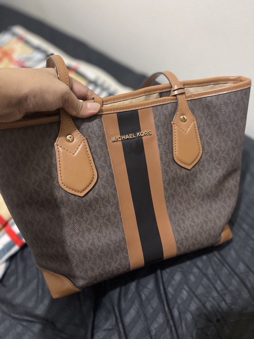 Michael Kors SM Tote Bag (Category: Luxury Bags & Wallets) located in Manila. Submitted by victoria.shop1 (Listing ID 1459269540, Image 3). Description: Origal Michael Kors EVA SM TOTE Bag Nabili nang worth 15k 30F9GV0T0B.