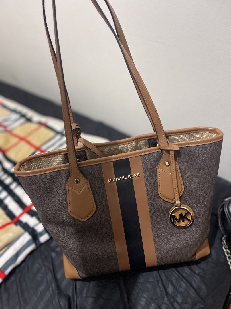 Michael Kors SM Tote Bag (Category: Luxury Bags & Wallets) located in Manila. Submitted by victoria.shop1 (Listing ID 1459269540, Image 1). Description: Origal Michael Kors EVA SM TOTE Bag Nabili nang worth 15k 30F9GV0T0B.