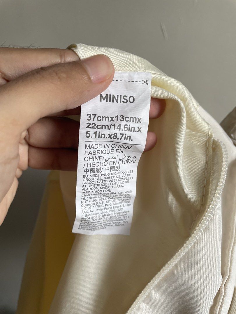Miniso Small Cream White Tote Bag / Shoulder Bag (Category: Tote Bags) located in Makati City. Submitted by fabcollections (Listing ID 1459207404, Image 3). Description: 💜 RFS: no damages or issues, just selling unused items 💜 Exact measurement on photos. 💜 Pwede tote bag, pwede i-shoulder bag or body bag (with detachable strap included) 💜 Waterproof fabric 💜 Originally bought for ₱499 💜 My location: Bangkal, Makati 💜 Payment thru Gcash (P