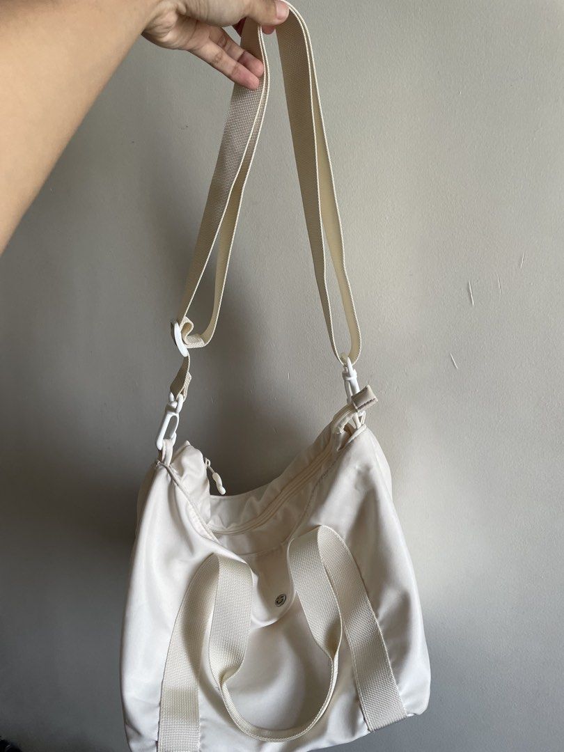 Miniso Small Cream White Tote Bag / Shoulder Bag (Category: Tote Bags) located in Makati City. Submitted by fabcollections (Listing ID 1459207404, Image 2). Description: 💜 RFS: no damages or issues, just selling unused items 💜 Exact measurement on photos. 💜 Pwede tote bag, pwede i-shoulder bag or body bag (with detachable strap included) 💜 Waterproof fabric 💜 Originally bought for ₱499 💜 My location: Bangkal, Makati 💜 Payment thru Gcash (P