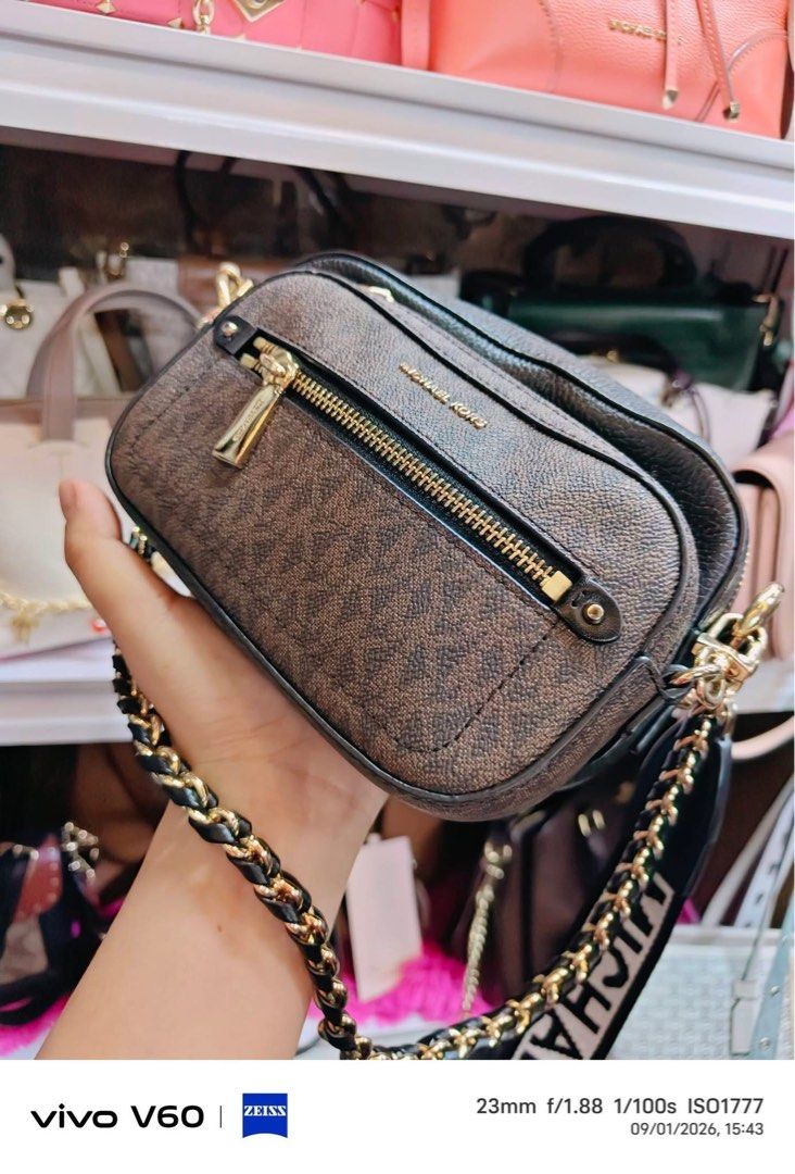 Mk (Category: Luxury Bags & Wallets) located in Baguio. Submitted by beatriz468 (Listing ID 1459166229, Image 3). Description: Original mk Matiby leather neto No issues Gold hardwares .