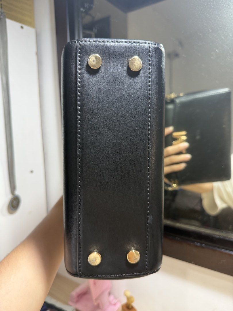 MK Karlie in Black (Category: Shoulder Bags) located in Manila. Submitted by bln.preloved (Listing ID 1459099567, Image 3). Description: SELLING MY MK KARLIE IN BLACK - Authentic ♥️ Rfs: I don’t use it as much Issue: handle (check photos) but aside from that, everything’s good!! .