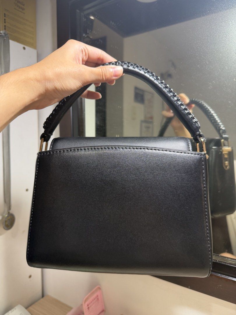 MK Karlie in Black (Category: Shoulder Bags) located in Manila. Submitted by bln.preloved (Listing ID 1459099567, Image 2). Description: SELLING MY MK KARLIE IN BLACK - Authentic ♥️ Rfs: I don’t use it as much Issue: handle (check photos) but aside from that, everything’s good!! .