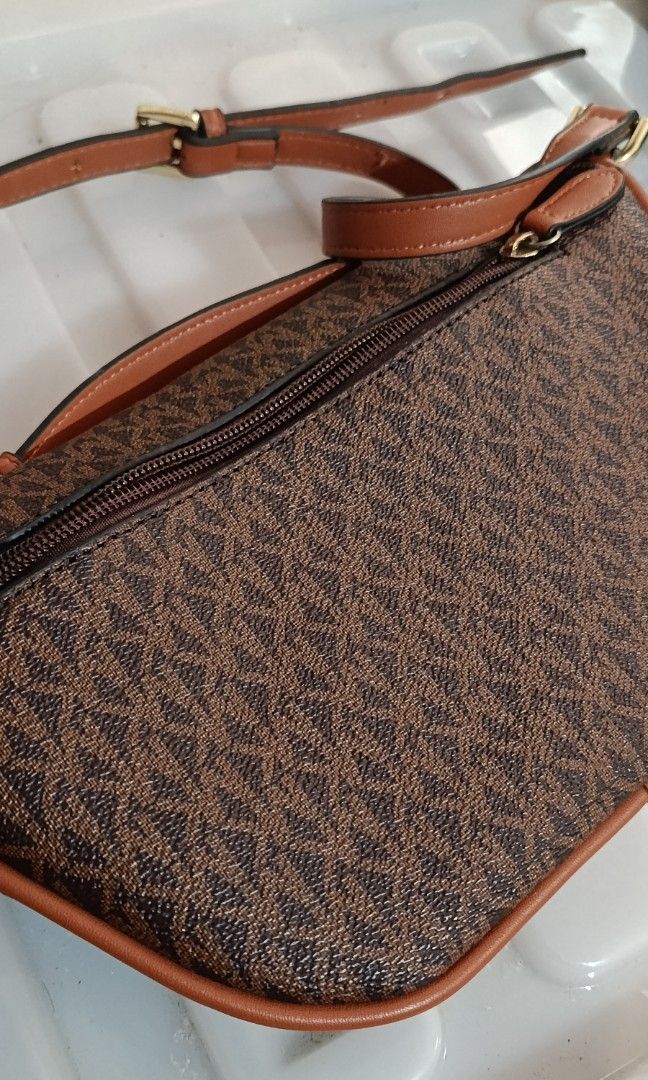 MK Michael Kors Cross Body (Category: Luxury Bags & Wallets) located in Caloocan City. Submitted by gabmiranda (Listing ID 1459135195, Image 3). Description: 3X USED, EXCELLENT CONDITION, NO MINOR ISSUES.