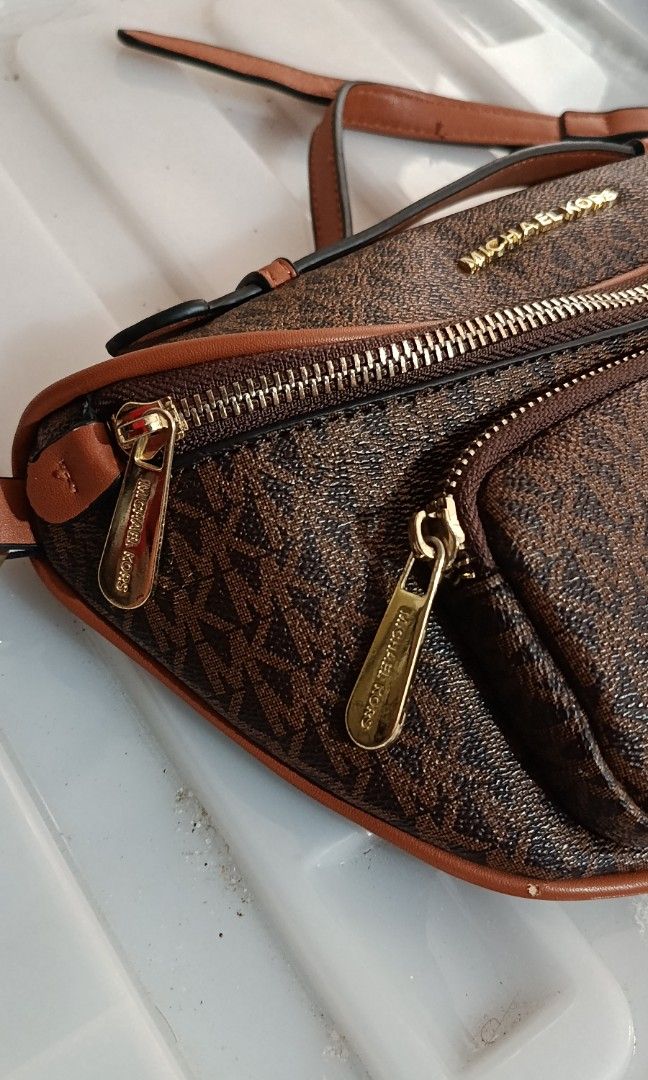 MK Michael Kors Cross Body (Category: Luxury Bags & Wallets) located in Caloocan City. Submitted by gabmiranda (Listing ID 1459135195, Image 2). Description: 3X USED, EXCELLENT CONDITION, NO MINOR ISSUES.