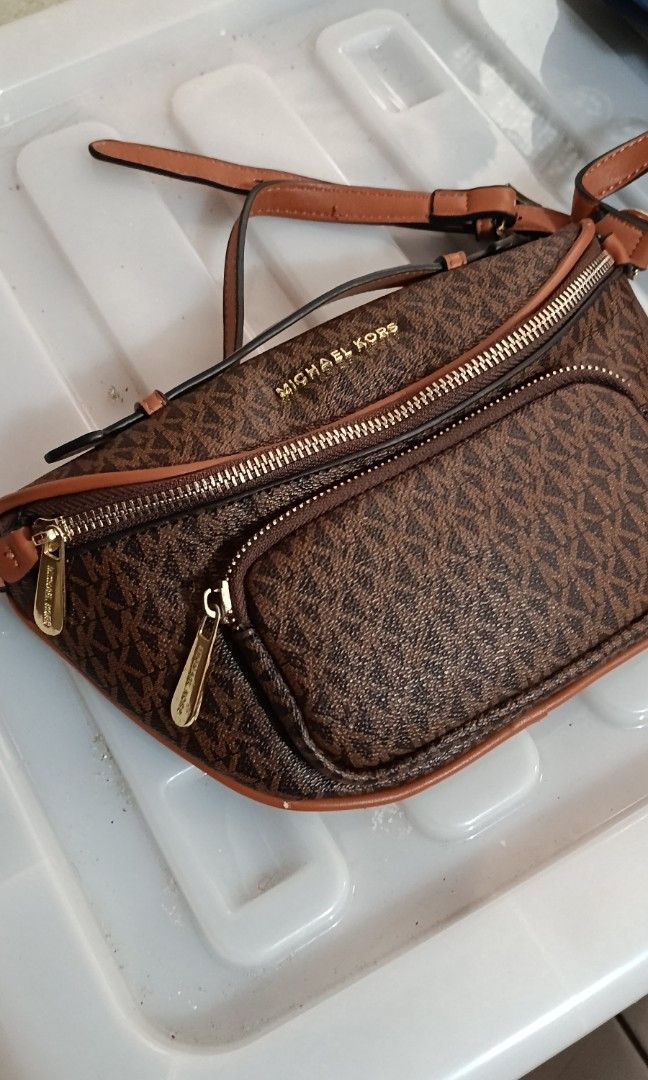 MK Michael Kors Cross Body (Category: Luxury Bags & Wallets) located in Caloocan City. Submitted by gabmiranda (Listing ID 1459135195, Image 1). Description: 3X USED, EXCELLENT CONDITION, NO MINOR ISSUES.