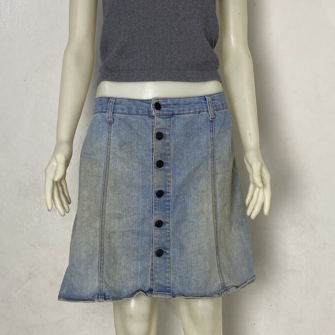 MOSSIMO SUPPLY CO. 🌸 | Light-Wash Denim Button Front Mini Slirt (Category: Skirts) located in Bulacan. Submitted by orc.ph (Listing ID 1459184871, Image 3). Description: MOSSIMO SUPPLY CO. 🌸 | Light-Wash Denim Button Front Mini Slirt Material Used: Lightweight Denim -Denim -A-line Silhouette -Belt-Hoops -Two Rear Pockets -Full Button Down Enclosure -Mini Skirt ‎-Size: XL -Waist:35” ‎-Length: 17” ‎ Used Condition. Minor Visible Flaws. ‎ ISSUE: U
