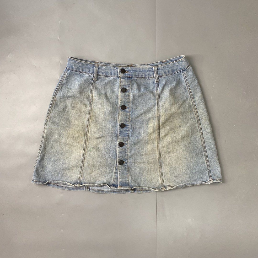 MOSSIMO SUPPLY CO. 🌸 | Light-Wash Denim Button Front Mini Slirt (Category: Skirts) located in Bulacan. Submitted by orc.ph (Listing ID 1459184871, Image 1). Description: MOSSIMO SUPPLY CO. 🌸 | Light-Wash Denim Button Front Mini Slirt Material Used: Lightweight Denim -Denim -A-line Silhouette -Belt-Hoops -Two Rear Pockets -Full Button Down Enclosure -Mini Skirt ‎-Size: XL -Waist:35” ‎-Length: 17” ‎ Used Condition. Minor Visible Flaws. ‎ ISSUE: U