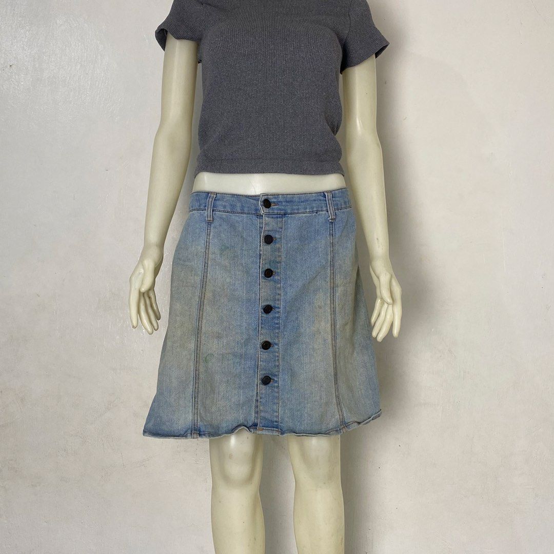MOSSIMO SUPPLY CO. 🌸 | Light-Wash Denim Button Front Mini Slirt (Category: Skirts) located in Bulacan. Submitted by orc.ph (Listing ID 1459184871, Image 2). Description: MOSSIMO SUPPLY CO. 🌸 | Light-Wash Denim Button Front Mini Slirt Material Used: Lightweight Denim -Denim -A-line Silhouette -Belt-Hoops -Two Rear Pockets -Full Button Down Enclosure -Mini Skirt ‎-Size: XL -Waist:35” ‎-Length: 17” ‎ Used Condition. Minor Visible Flaws. ‎ ISSUE: U