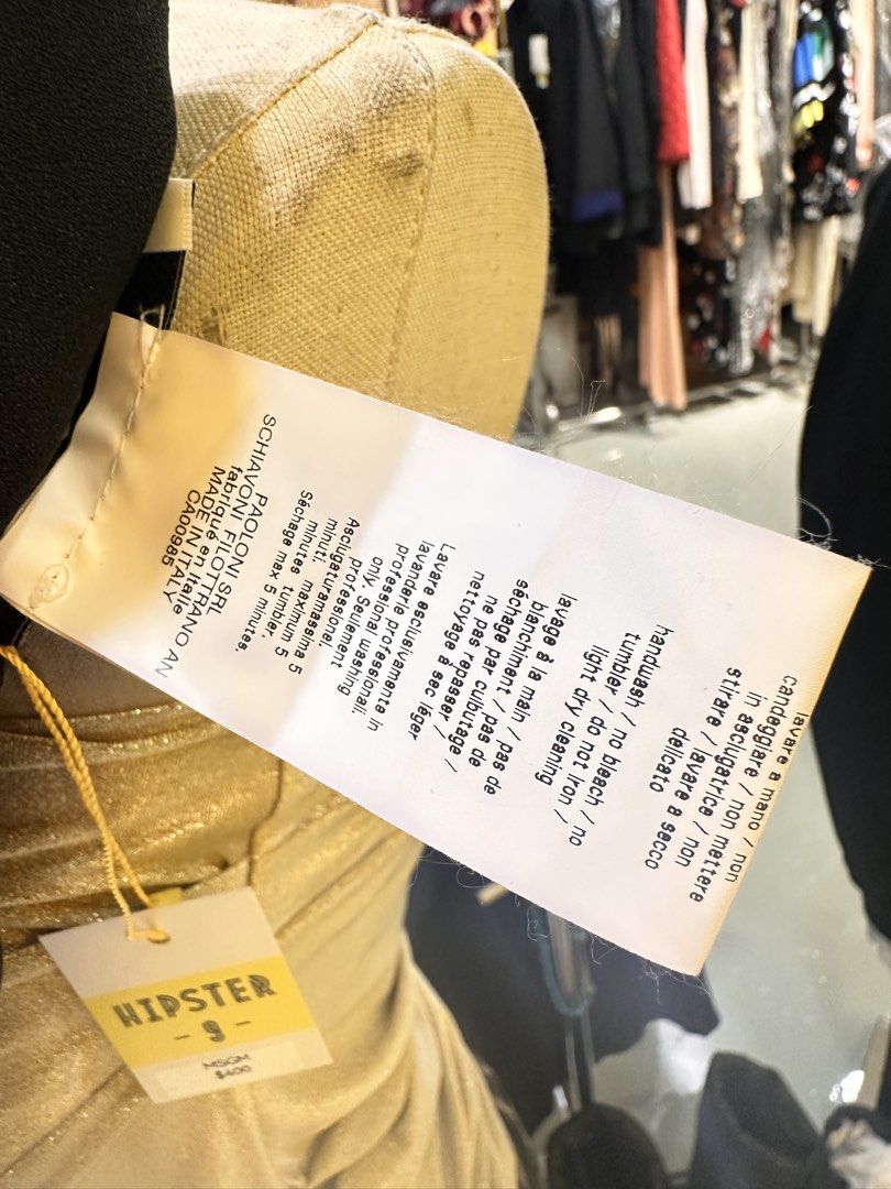 MSGM （分類：其他飾物）位於 Hong Kong。 由 preownedluxuryclotheshk 提交（商品編號 1459147400，圖片 3）。簡介： FLAT D 2/F TUNG KIN FACTORY BUILDING 196-202 TSAT TSZ MUI RD 香港鰂魚涌東建工廠大廈2樓D 地鐵站C出口步行2分鐘 。