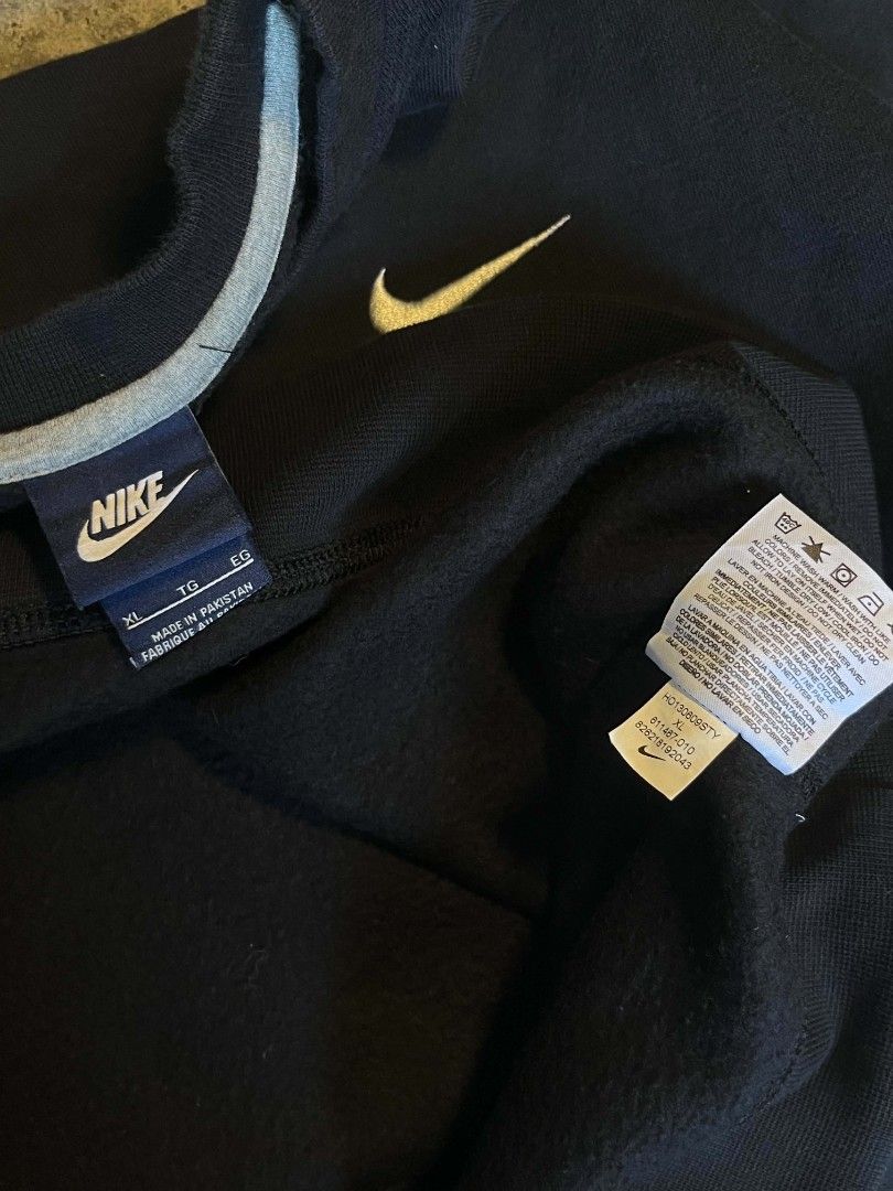 NIKE CREWNECK (Category: Hoodies) located in Pakil. Submitted by thrift_at_rhuz (Listing ID 1459210530, Image 2). Description: Any taker? Dimes: 26" width | 28" length Condition: Excellent to Asnew Color rate: 10/10 Issue: ❌ Hmu! 📩.
