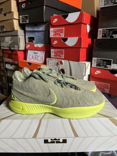 (Category: ) located in . Submitted by rr.sneakerstash (Listing ID 1459180876, Image 1). Description: .