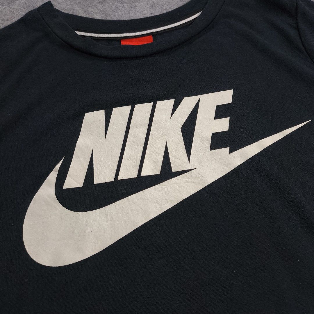 Nike Sportswear Shirt (Category: Baby Monitors) located in Manila. Submitted by shykes_26 (Listing ID 1459202229, Image 2). Description: Dimensions Width - 19.5 Length - 24 Size on tag - L Issues - None.