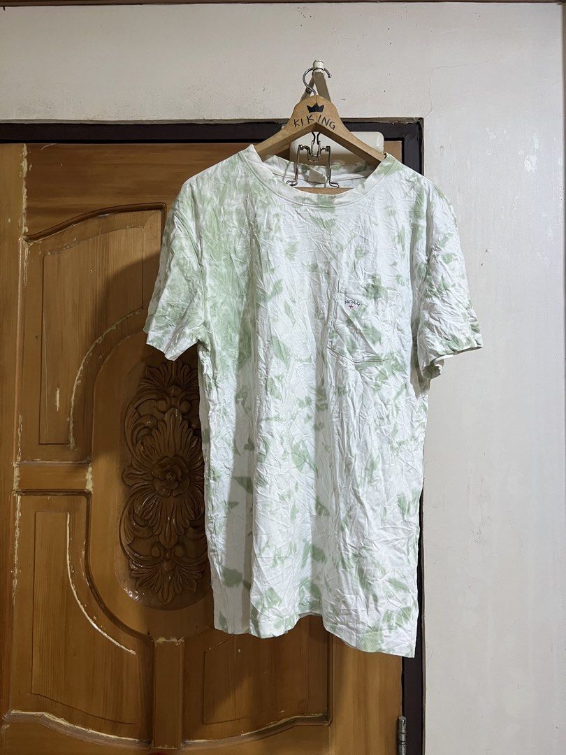 NOAH Tie-Dye Pocket T-Shirt (Category: Tshirts & Polo Shirts ) located in Valencia. Submitted by thrifttomaniac_1225 (Listing ID 1459141457, Image 1). Description: - NOAH Tie-Dye T-Shirt - Color: White and Green - Size: XL - Features: Chest pocket with NOAH logo - Origin: Made in Peru.
