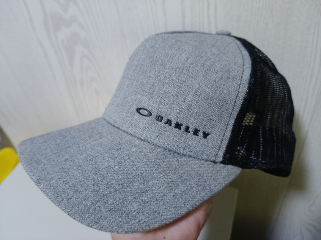 Oakley Grey Trucker Cap (Category: Caps & Hats) located in Panabo. Submitted by assrtdph (Listing ID 1459190761, Image 3). Description: -Authentic -Grey and black combination trucker cap.. -Metal logo -Excellent condition, minimal sign of usage.
